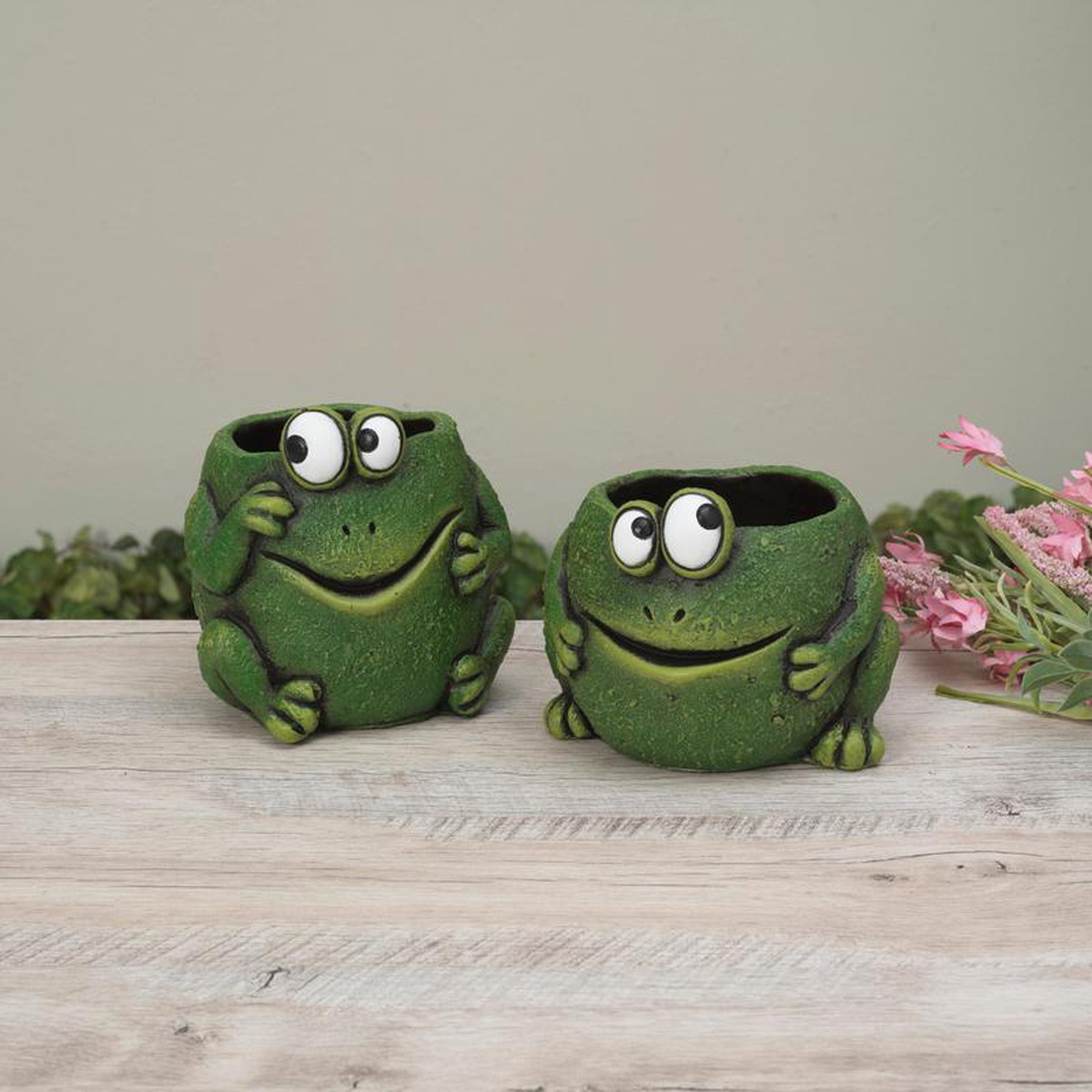 5788243H Cement Frog Planter